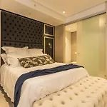 Luxury 1 Bed Apartment In Spectacular Location